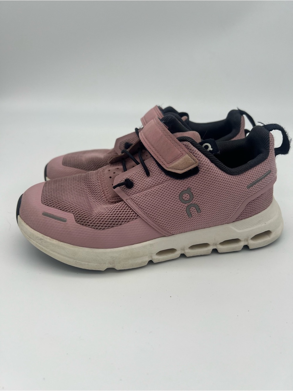 On Running Kids size 1 cloud play Pink Athletic Shoes no tie girls sneakers